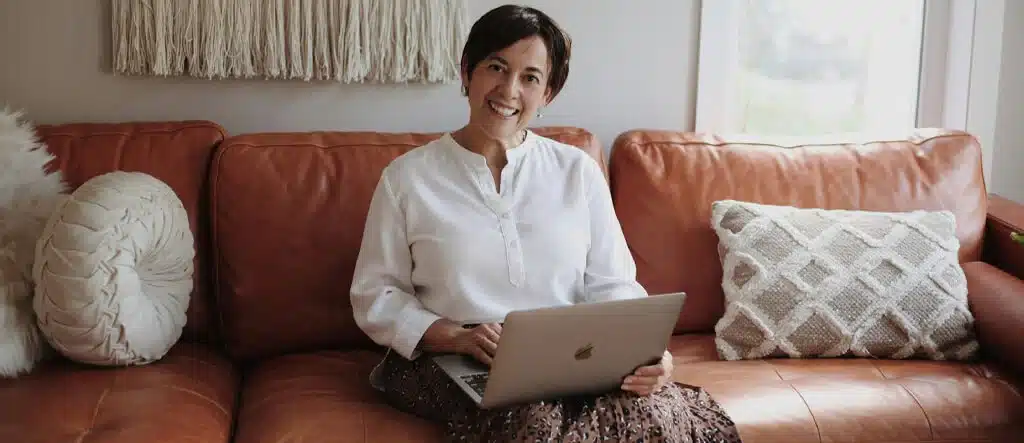 Senior woman working on a laptop, representing expertise and experience in online entrepreneurship